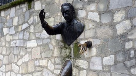 STAIGĀT CAURI SIENĀM