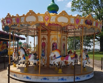 Atrakcija карусель с лошадками