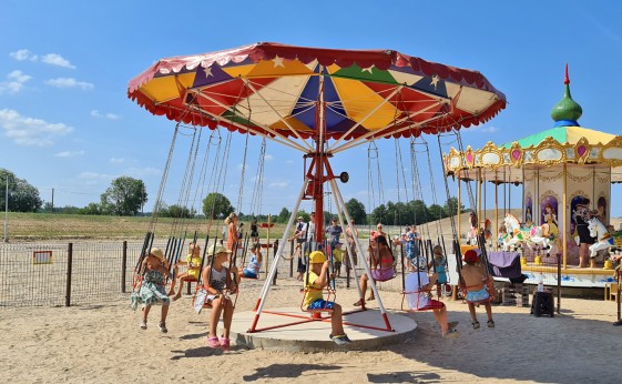 Small chain carousel