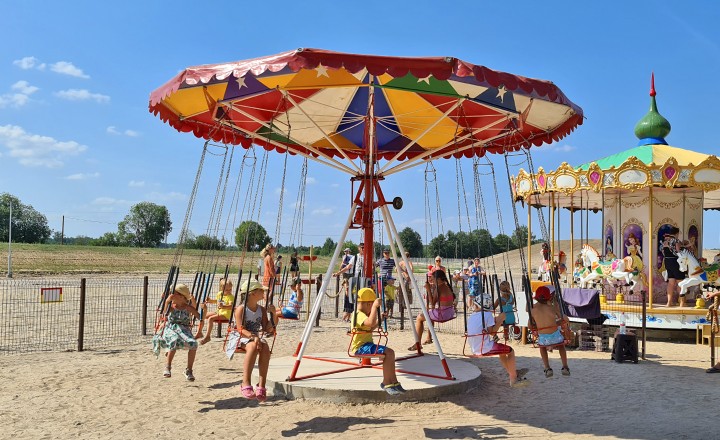 Small chain carousel