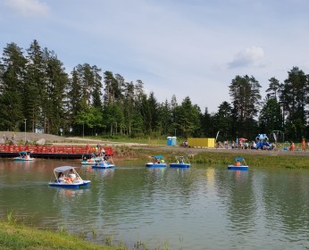 Atrakcija ūdens katamarāni