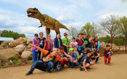 Skolēni sajūsmā par ABpark draudzīgajiem dinozauriem!